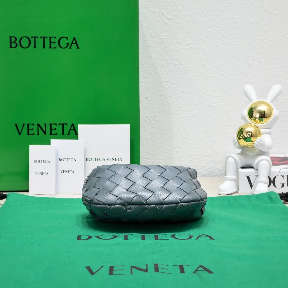 Batch 1080 BV super mini JODIE handbag, dumpling bag, woven knotted bag, simple, fashionable and super cute🍒Every color is high-end. It is a smaller version of the original mini version🤣It can only hold cuteness🍓🍓The upper body is fashionable and romantic. The fashionable bags created by Daniel Lee are really more and more favored by street experts. Style number: 6699-0# Size: 17*16*6.5
